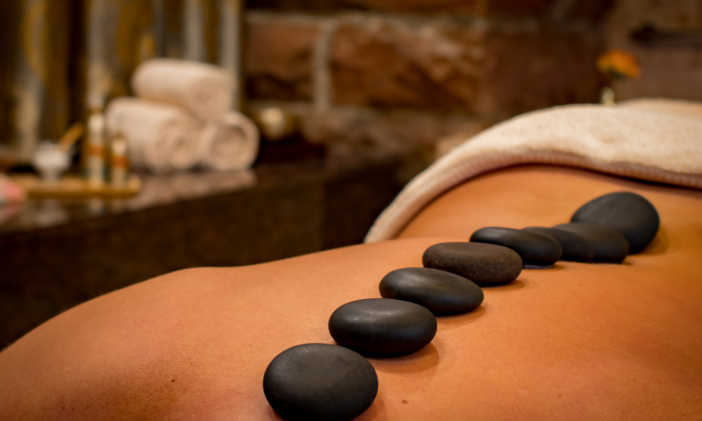 masaje con piedras calientes